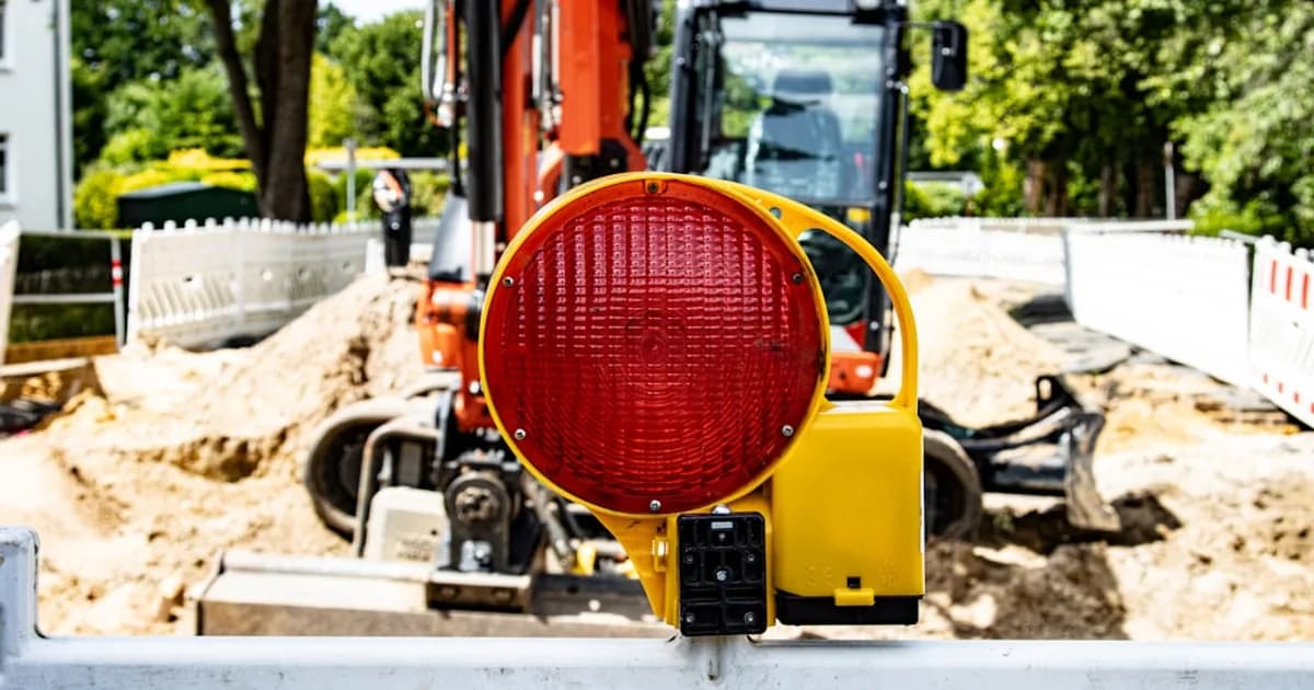 Überwachungskamera auf einer Baustelle, mobile Videoüberwachung schützt Maschinen und Material