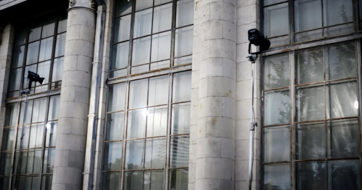 Einbruchmeldeanlage an der Fassade eines gewerblichen Gebäudes in NRW