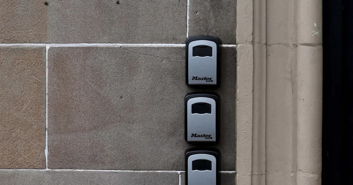 Ein modernes Türsprechsystem mit Klingelanlage an einem Mehrfamilienhaus.