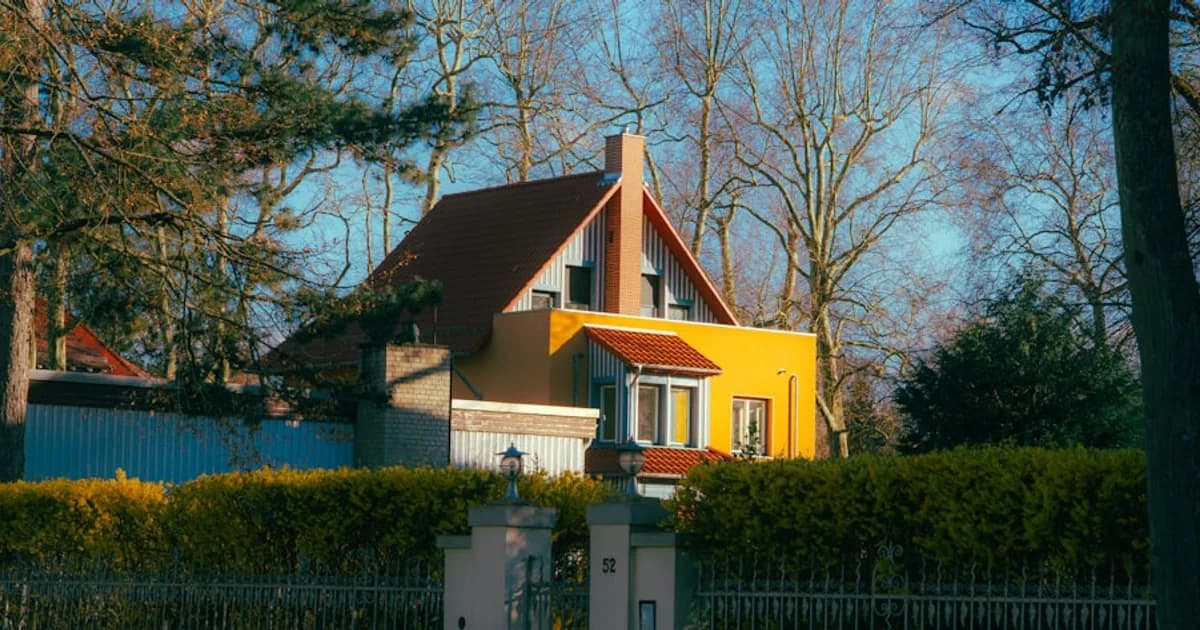Modernes Einfamilienhaus mit auffälliger Fassade und Dachform.