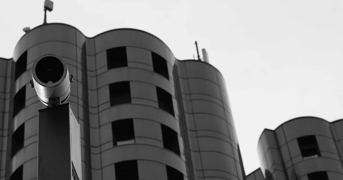 Modernes Gebäude mit geschwungenen Fenstern vor Himmel