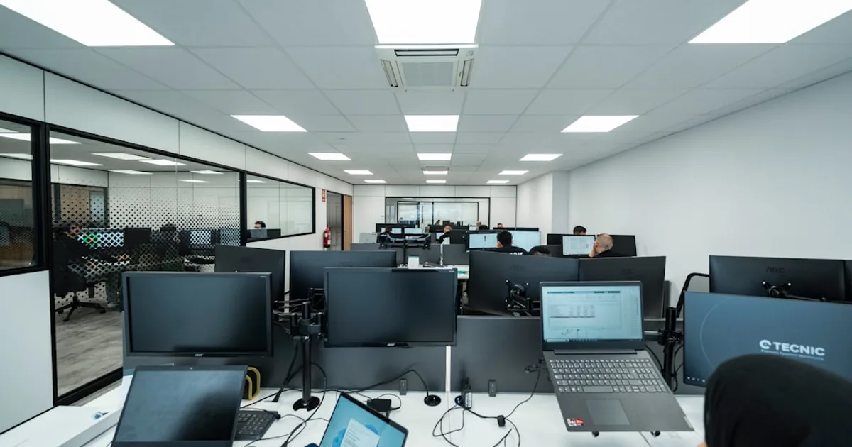 Großraumbüro mit zahlreichen Arbeitsplätzen und WLAN-Bedarf.