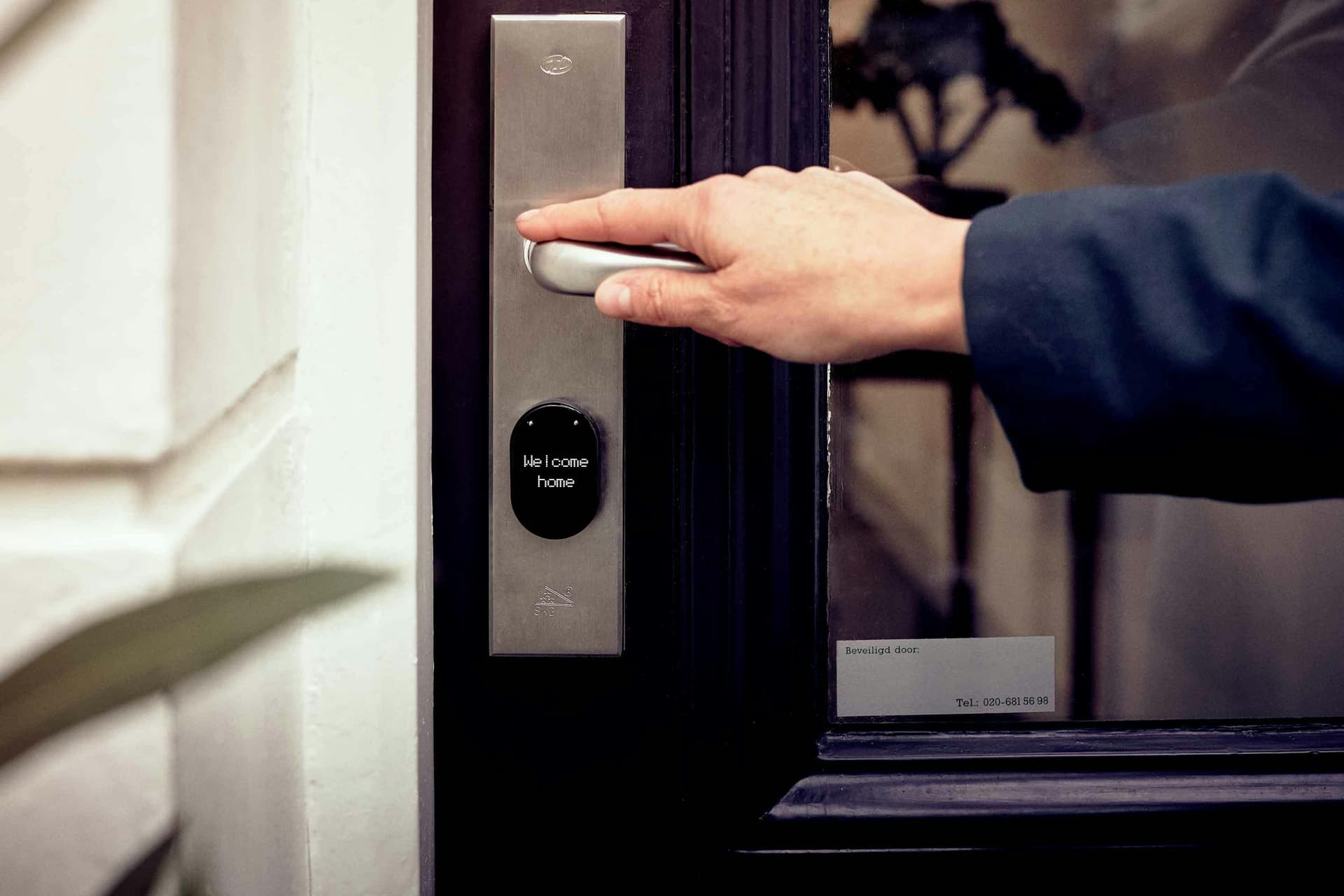 Digitales Smart Lock an einer modernen Eingangstür