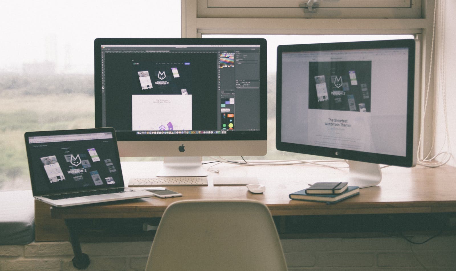 Arbeitsplatz mit Bildschirmen, auf denen das moderne Webdesign einer Unternehmenswebsite entsteht