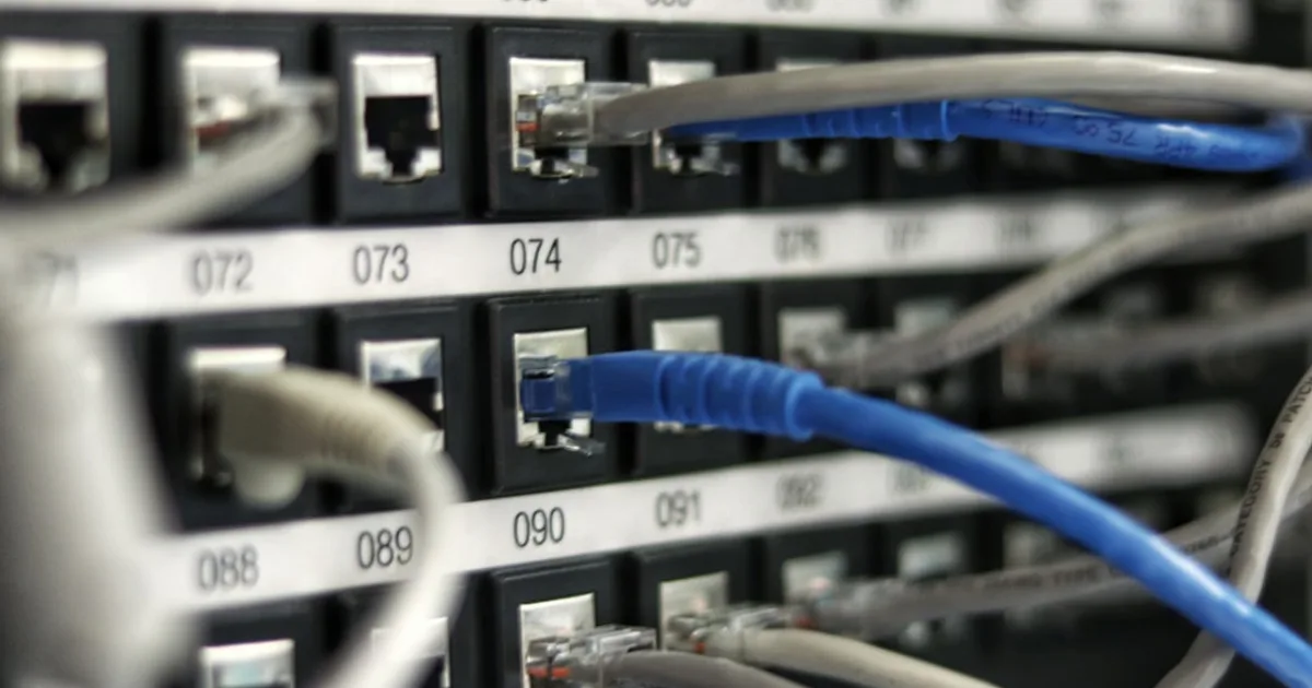 Blaues Cat6a-Netzwerkkabel als Symbol für Unternehmensnetzwerke.
