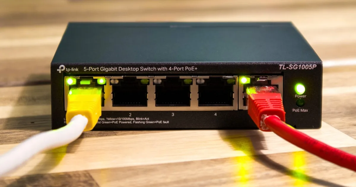 Ein Netzwerk-Switch mit angesteckten Ethernet-Kabeln in einem Serverschrank.
