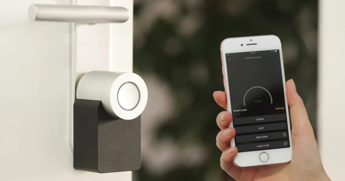 Smartphone öffnet ein Smart Lock an einer modernen Haustür.