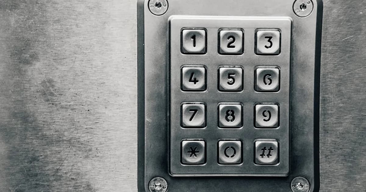 Nahaufnahme eines elektronischen Zugangsschalters mit Tastatur.