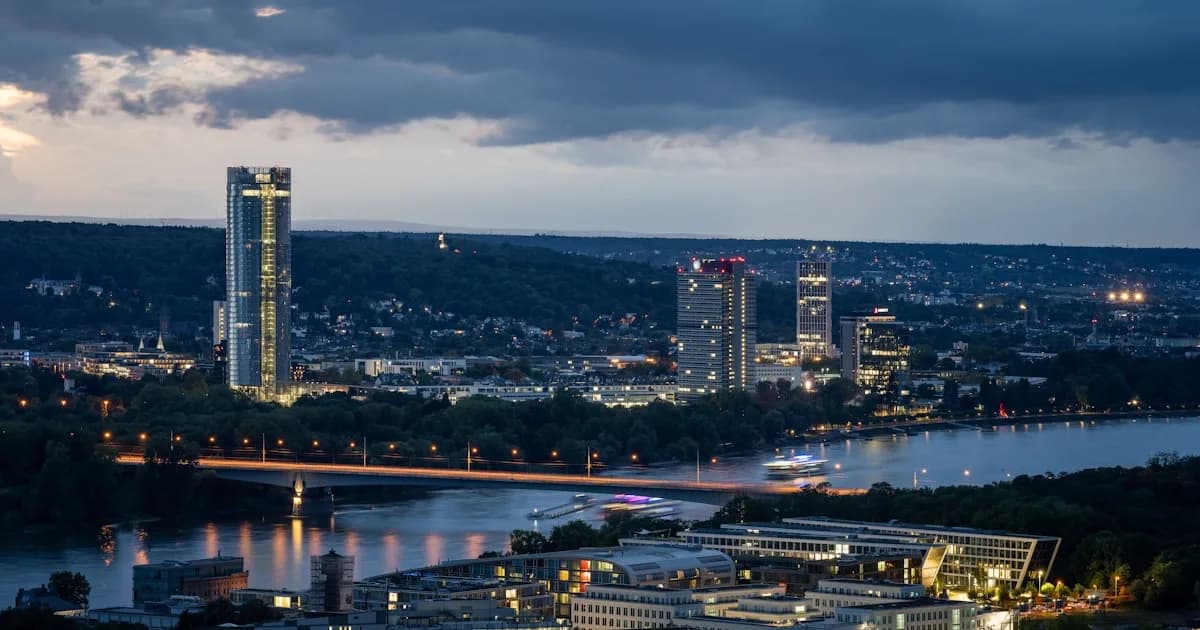 Bonn. Stadtansicht mit Rhein und Brücke