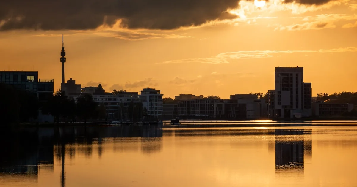 Dortmund. Stadtsilhouette und Phoenix-See