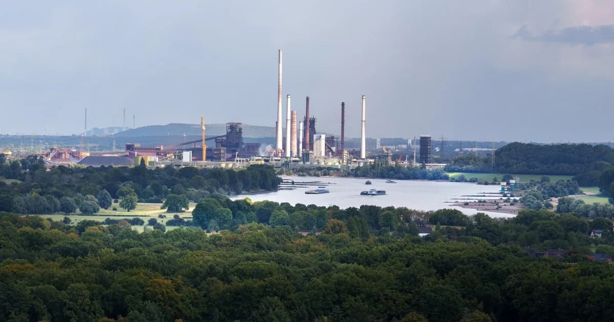 Duisburg. Industriehafen und Rhein