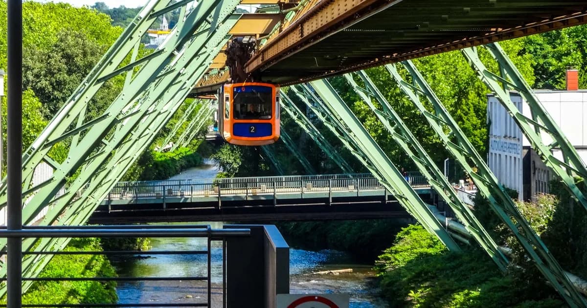 Wuppertal. Schwebebahn über der Wupper